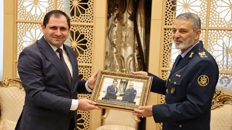 Սուրեն Պապիկյանը հանդիպել է Իրանի զինված ուժերի գլխավոր շտաբի պետի հետ